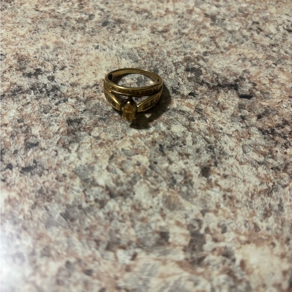 Gold Ring - Picture 2 of 8